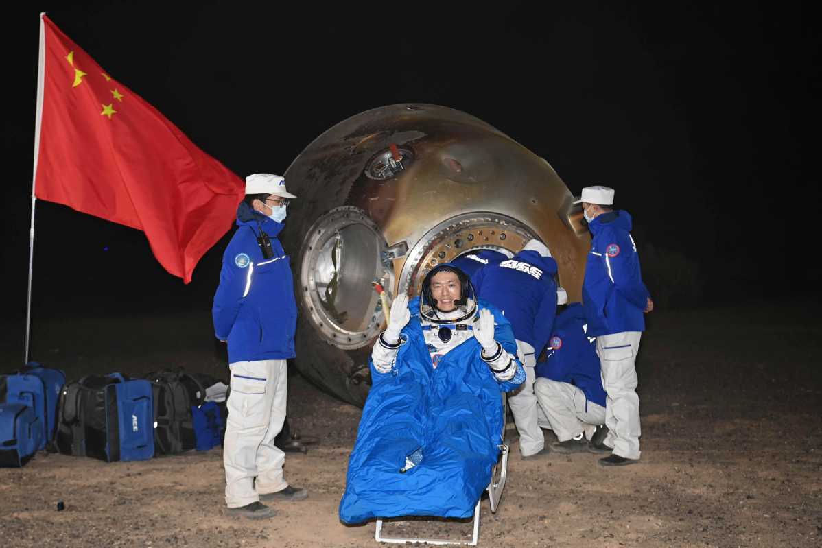 神舟十八号载人飞船返回舱成功着陆