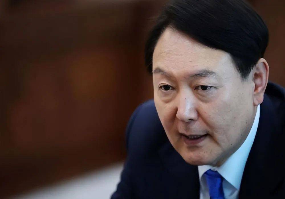 尹锡悦收逮捕令，不到24小时，总统府被查抄，文在寅喊话尽快行动