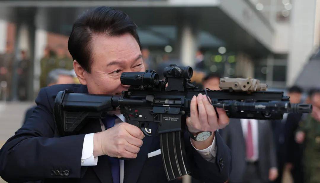 尹锡悦收逮捕令，不到24小时，总统府被查抄，文在寅喊话尽快行动