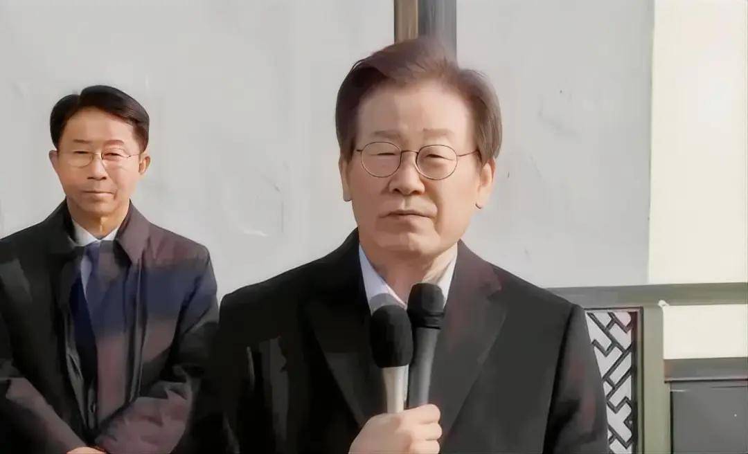 尹锡悦收逮捕令，不到24小时，总统府被查抄，文在寅喊话尽快行动