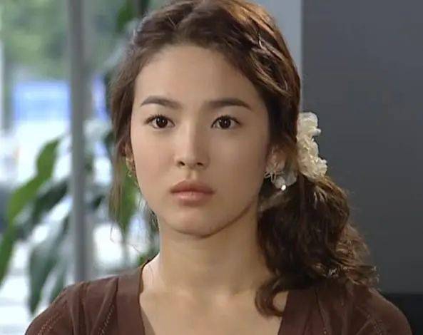 宋慧乔重回大荧幕状态好得出奇，从清纯美少女到知性御姐，一起看看她的演艺之路吧！