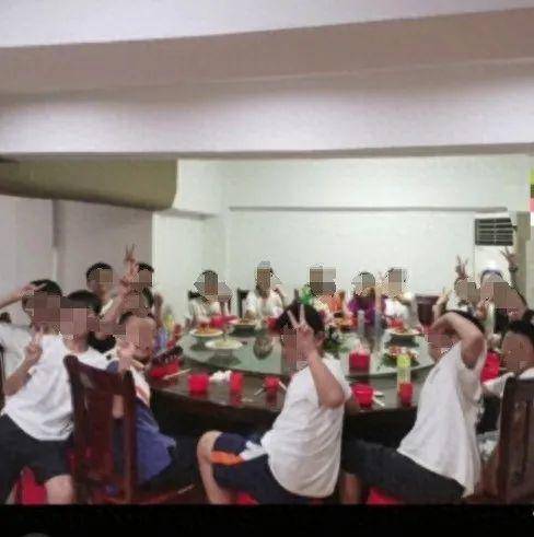 21名小学生凑300元聚餐,饭店老板回应贴钱上20多道菜:孩子们集体鞠躬致谢