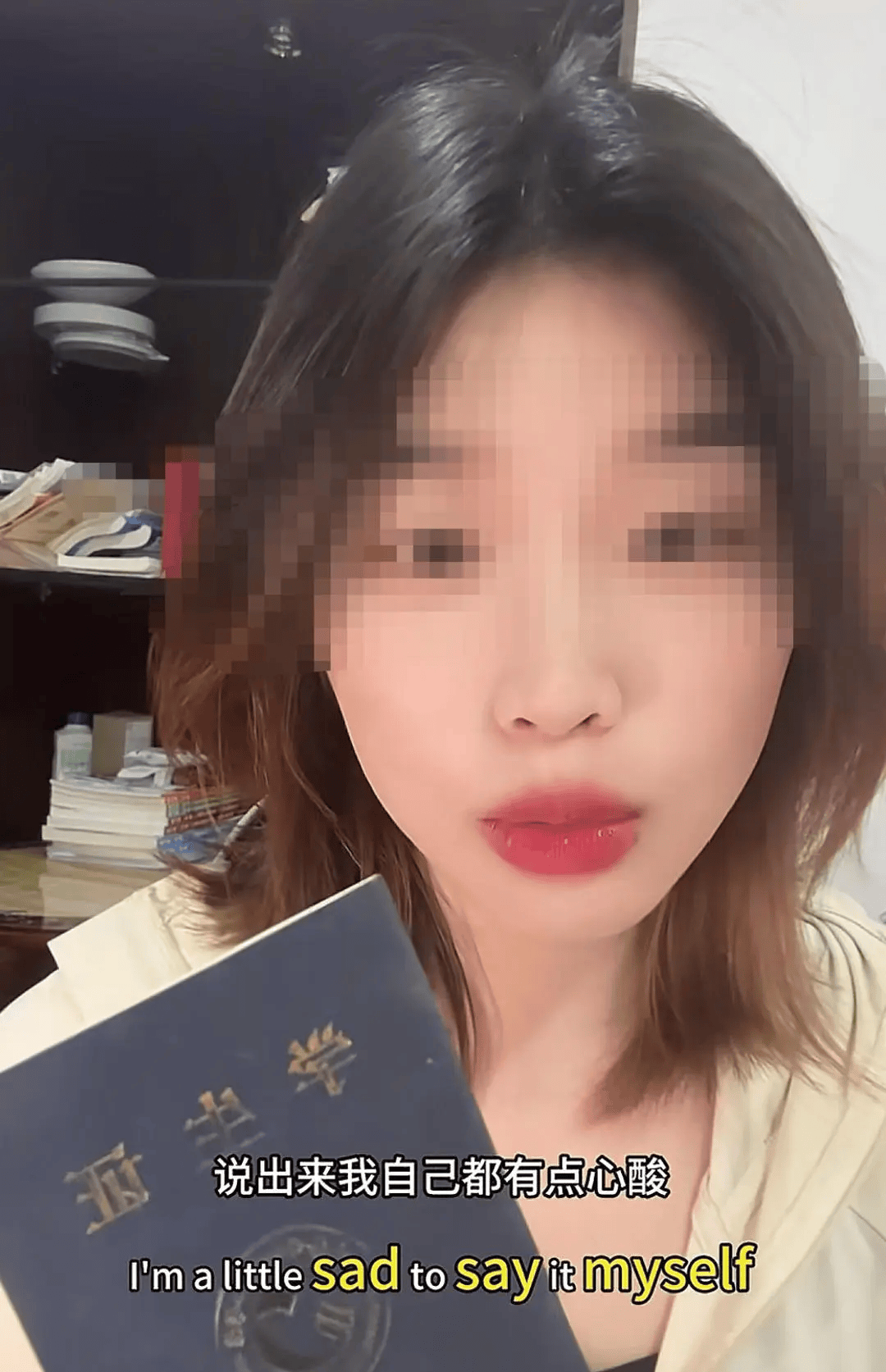 摆摊女孩称遭母校要求删视频，高校回应：涉事视频致母校被网暴 ，她曾在医院工作2年，摆摊是个人选择
