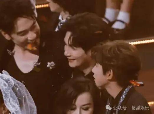 这场晚会台下简直是追星现场,名场面太多了吧?