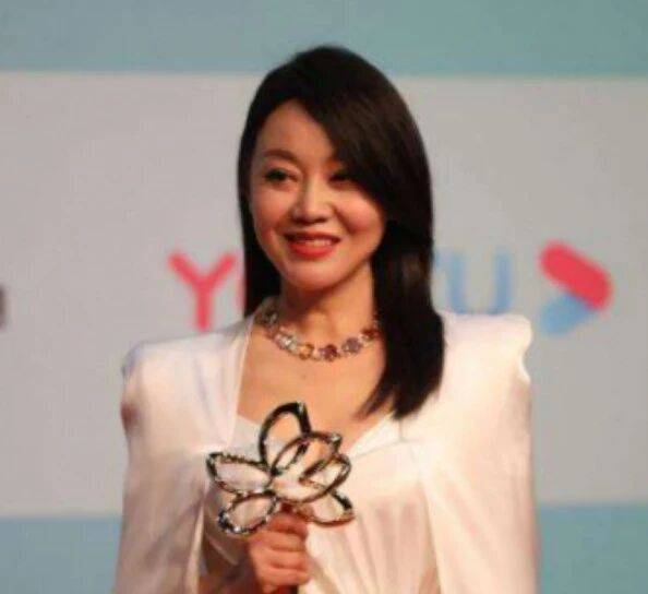 闫妮微醺式演唱再上热搜！35岁爆红后速成大满贯视后，她是松弛美学的代言人