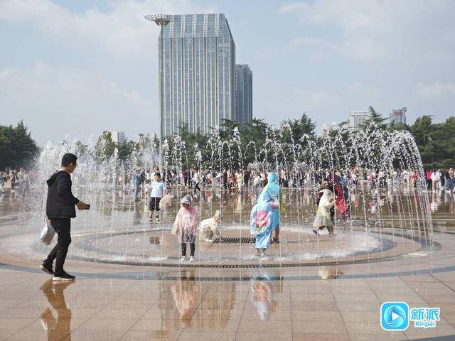 “花式”献祝福，潍坊各地喜迎国庆