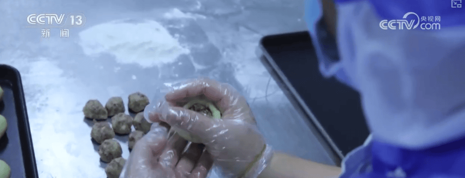 特色月饼玩转“跨界”创新 给节日消费添“新”意激活经济“新”热力