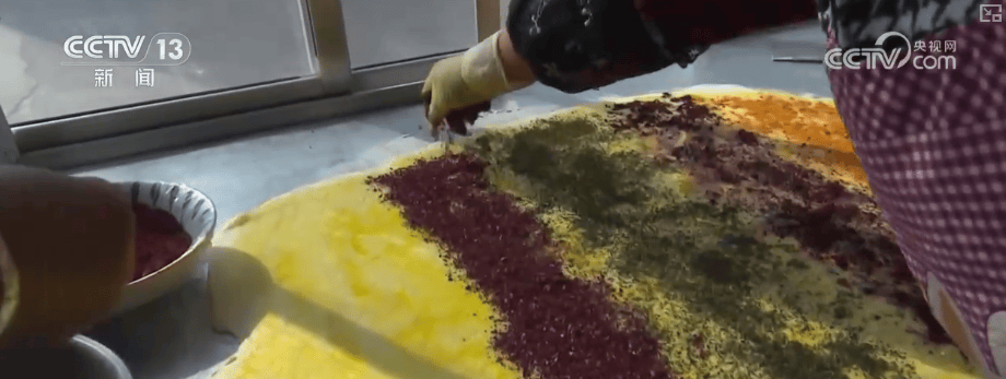 特色月饼玩转“跨界”创新 给节日消费添“新”意激活经济“新”热力