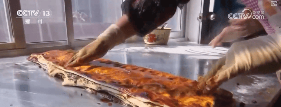 特色月饼玩转“跨界”创新 给节日消费添“新”意激活经济“新”热力