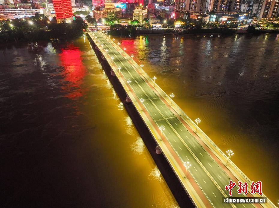 广西南宁邕江水位持续上涨 邕江大桥交通管制