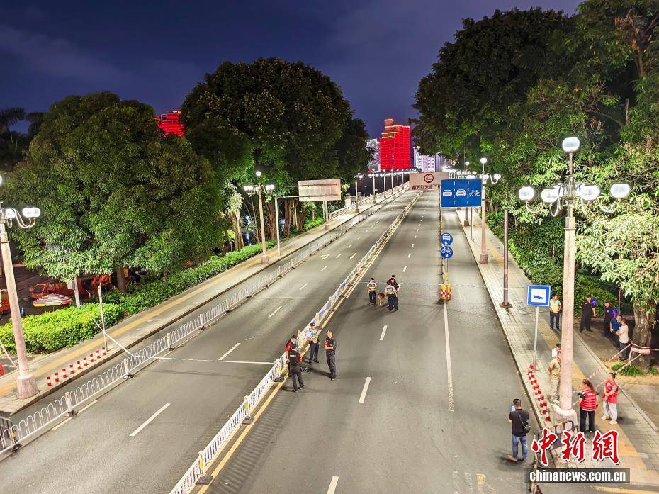 广西南宁邕江水位持续上涨 邕江大桥交通管制