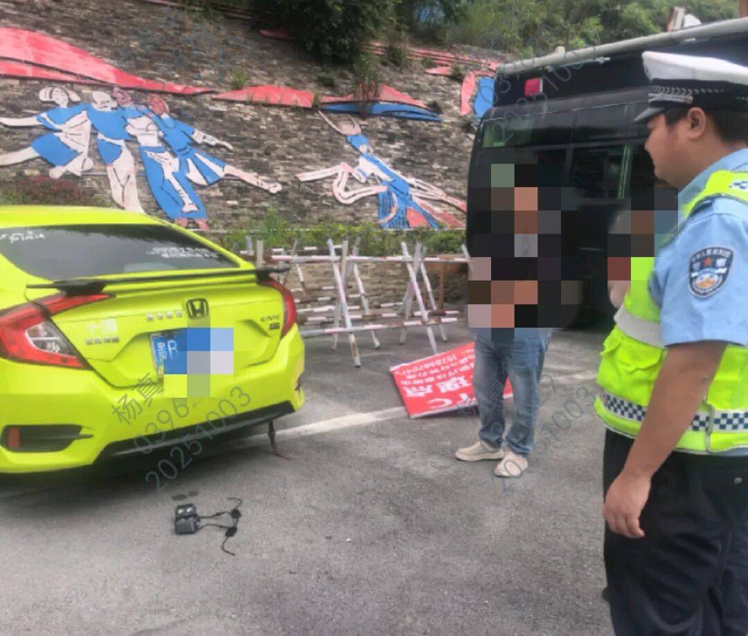 举报!贵B59***号小型轿车加装射灯闪后车!民警:查!