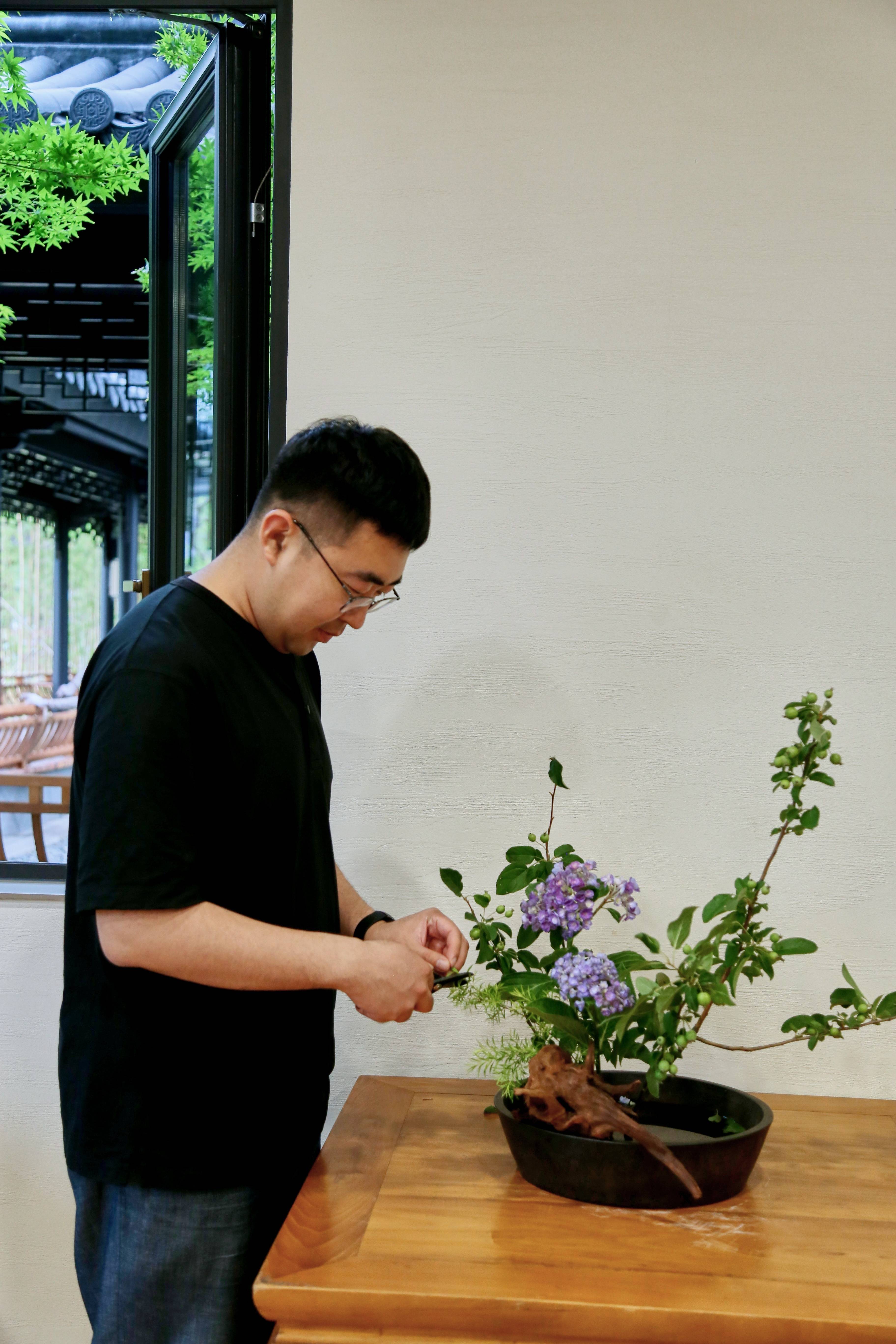 从报社到寺院，95后打工人把经历说成脱口秀