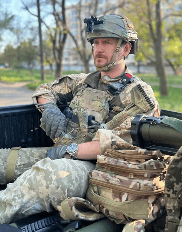 乌军一英国雇佣兵返乡后开枪自杀:年仅40岁,曾在前线失去左腿