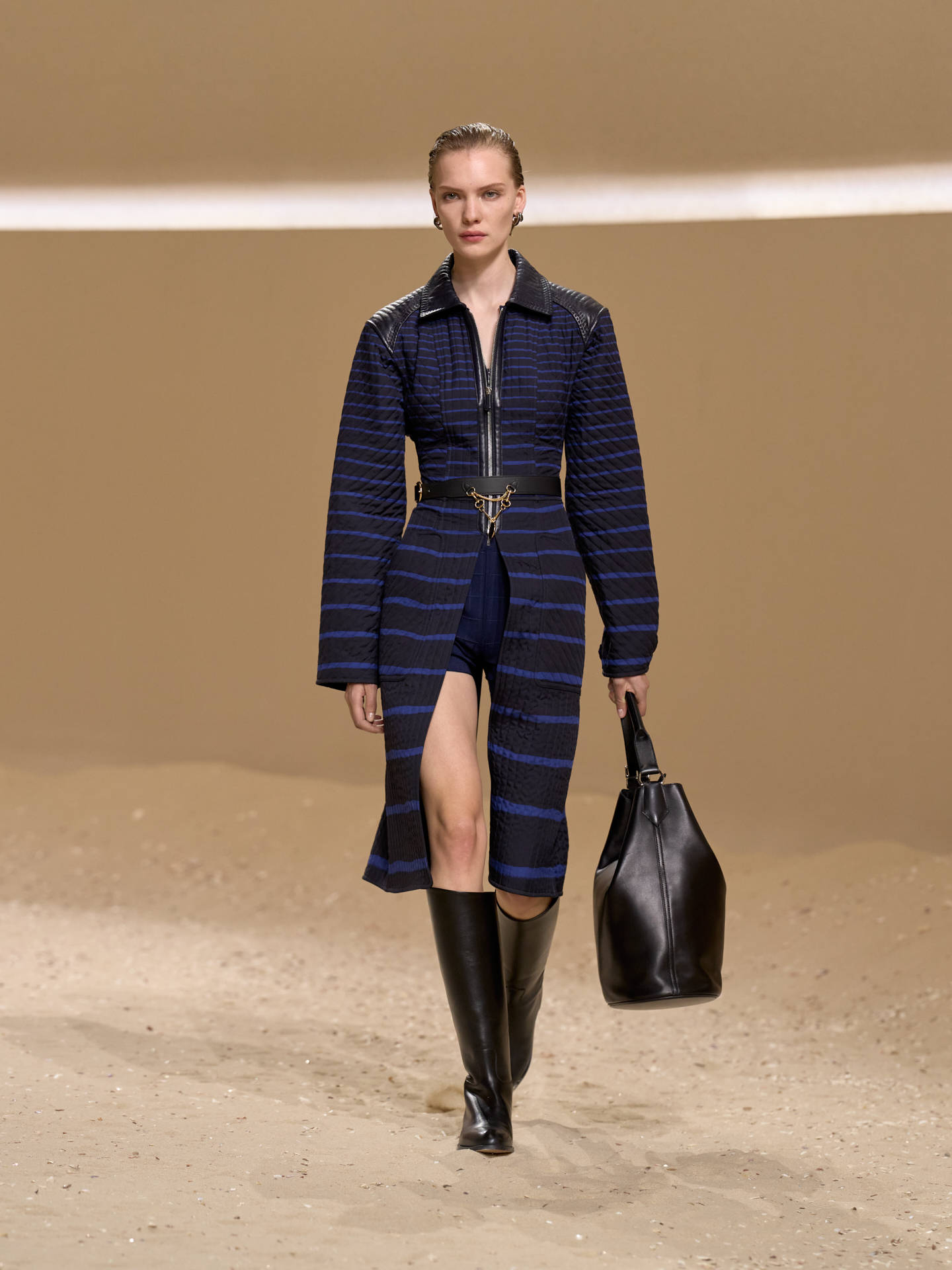 爱马仕秀场变沙滩，丝巾变上衣、亮色包袋注入新活力！