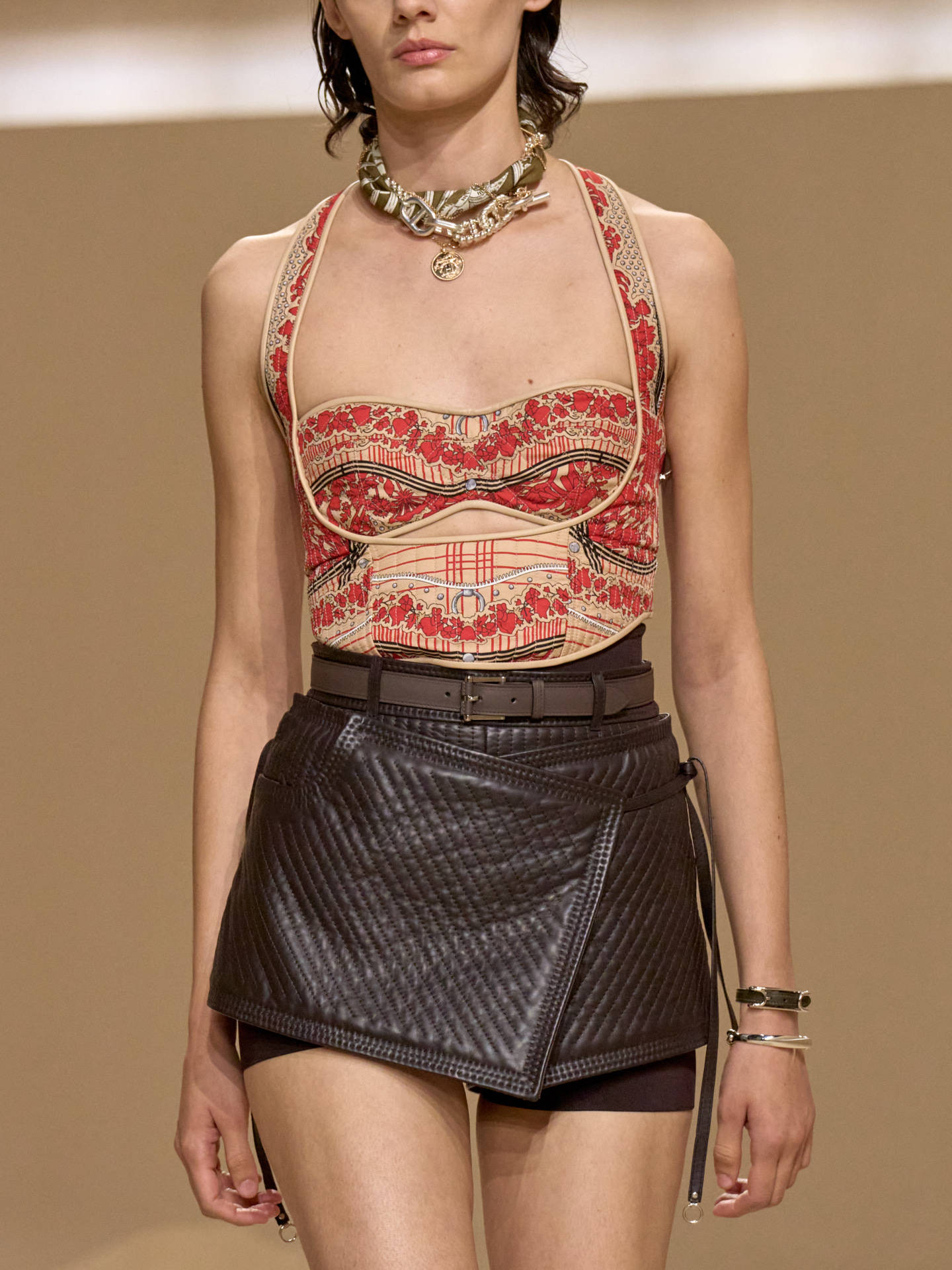 爱马仕秀场变沙滩，丝巾变上衣、亮色包袋注入新活力！