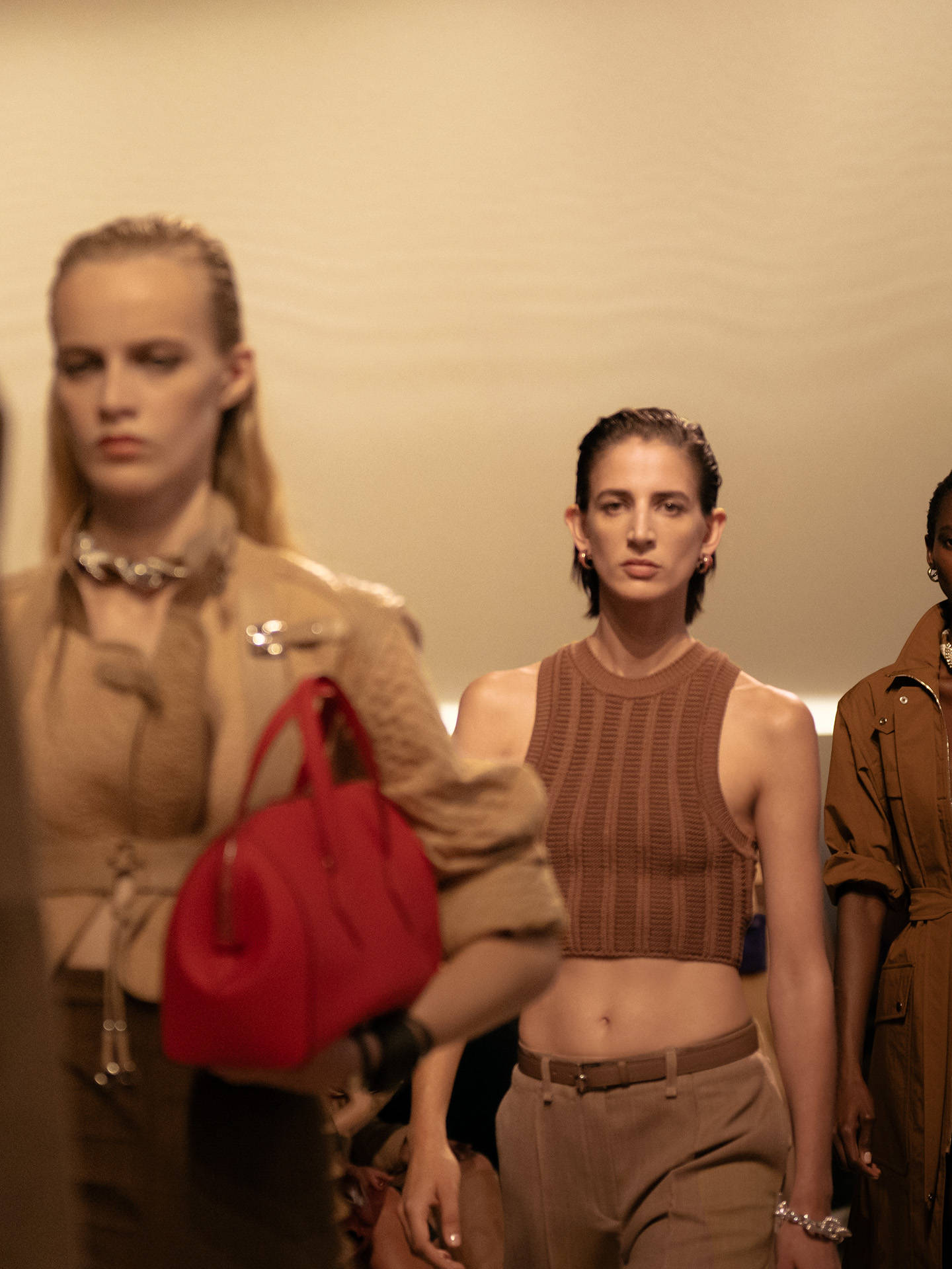 爱马仕秀场变沙滩，丝巾变上衣、亮色包袋注入新活力！