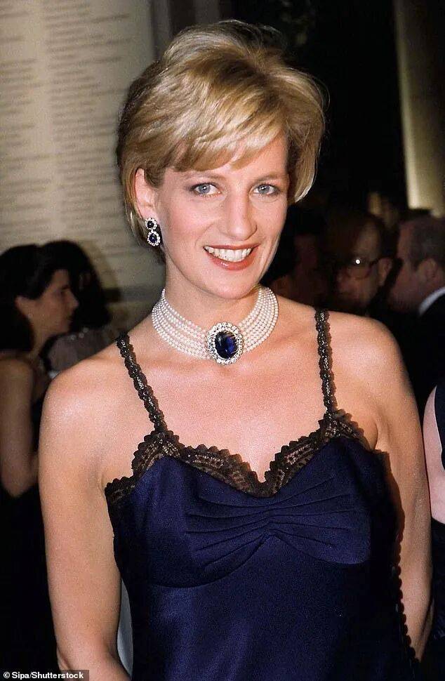 梅根巴黎炫鞋，却踩到戴安娜亡地！UCL停发签证反转！200名中国留子得救了…