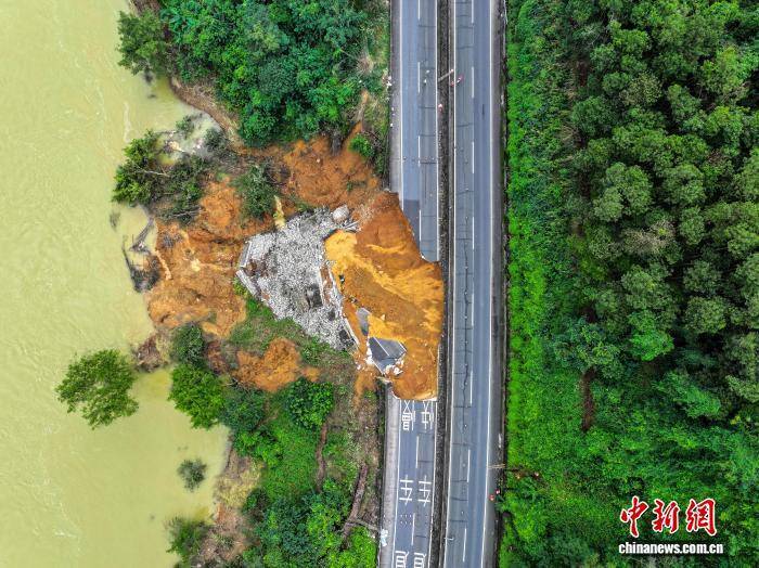 广西百色高速公路塌陷未造成人员伤亡 仍在缓慢滑塌