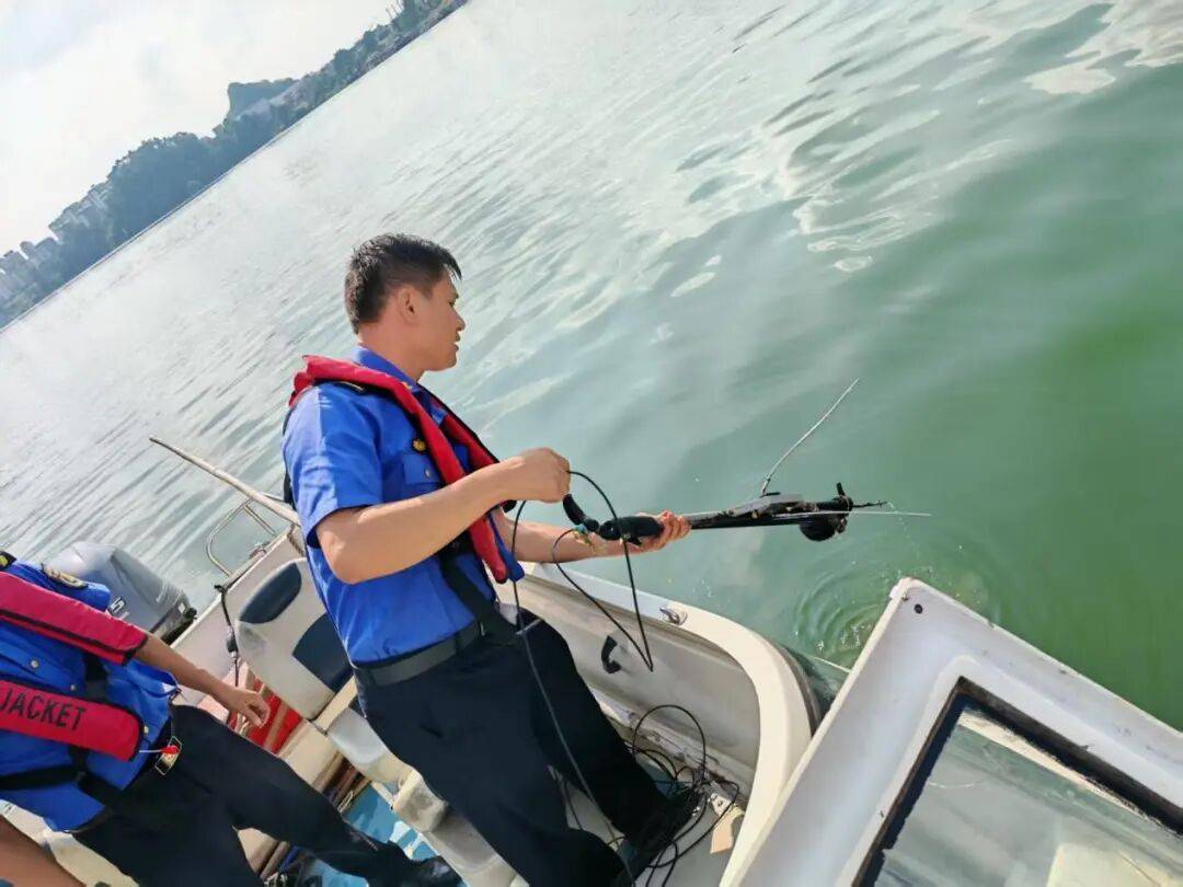 柳州鹧鸪江大桥附近水域发现利器，不远处有人在游泳……