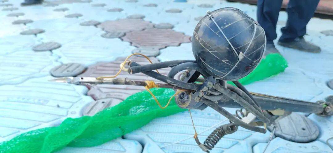 柳州鹧鸪江大桥附近水域发现利器，不远处有人在游泳……