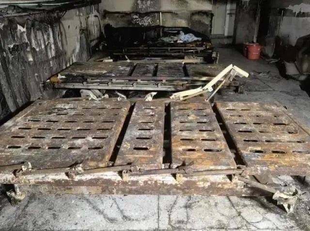 大火中被烧焦的拐杖，诉说出什么？