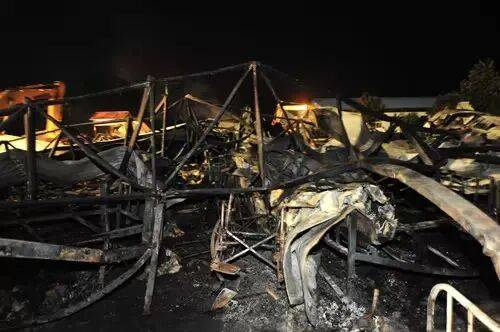 大火中被烧焦的拐杖，诉说出什么？