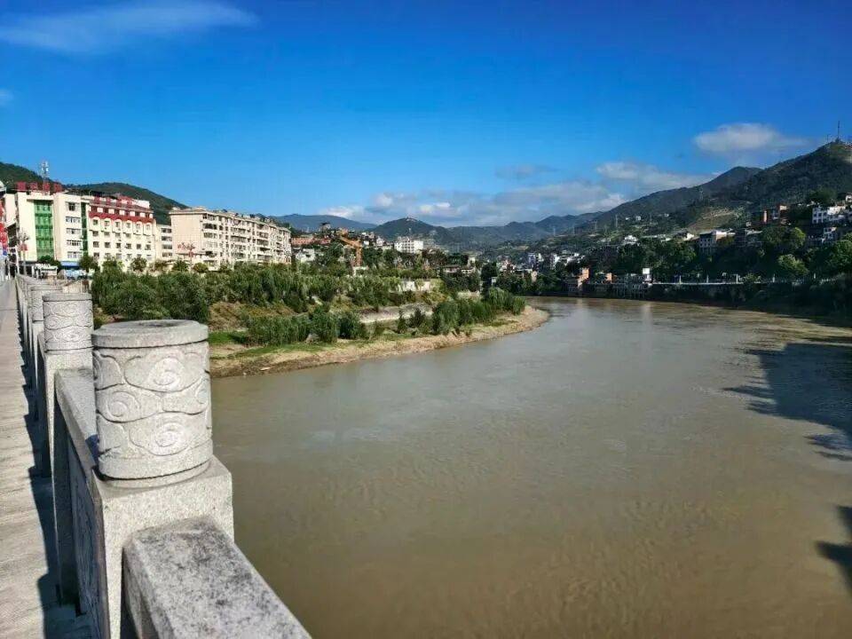 新郎婚礼当天跳河身亡，其父称儿子婚车内和新娘一直争吵