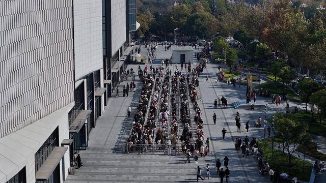 账上躺了41亿,于东来烦恼人太多