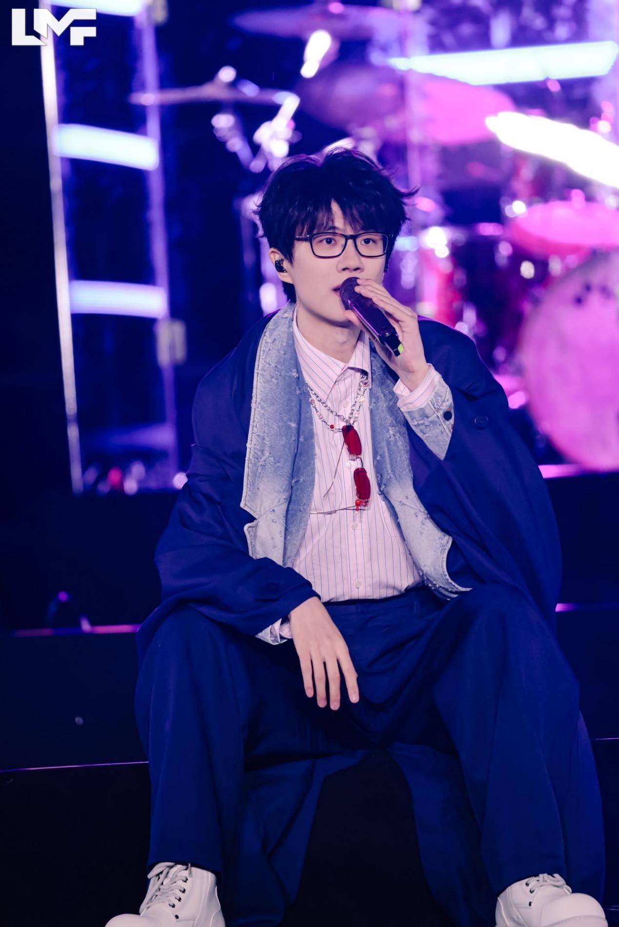 许嵩南京LMF音乐节压轴登场 无人机烟花秀加持呈现视听盛宴