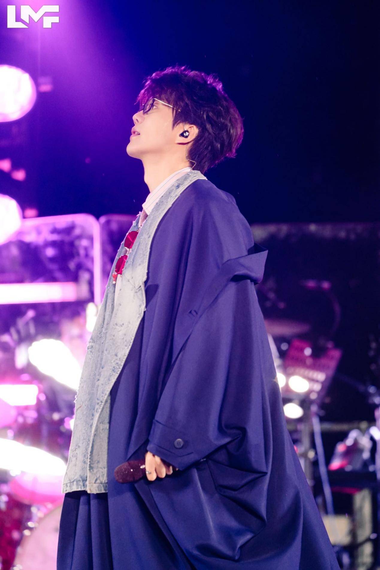 许嵩南京LMF音乐节压轴登场 无人机烟花秀加持呈现视听盛宴