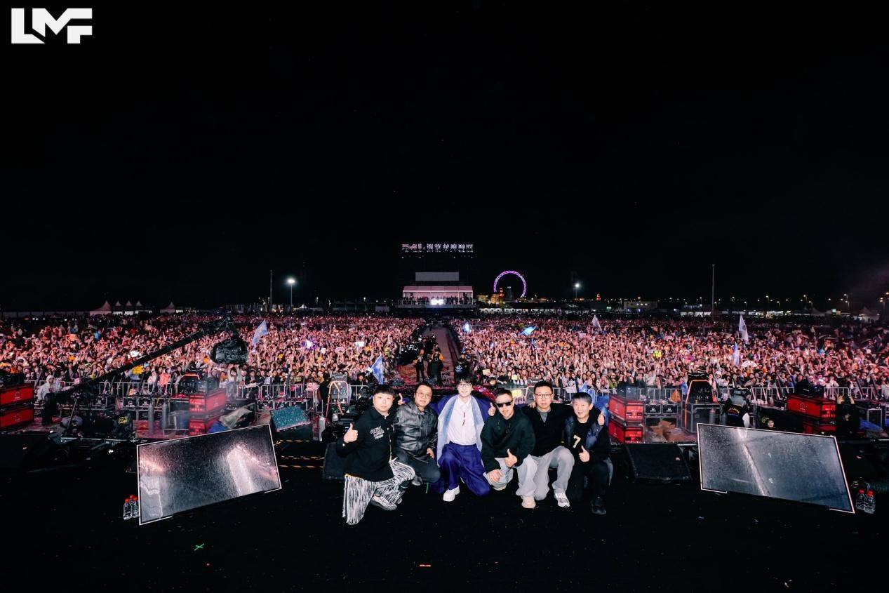 许嵩南京LMF音乐节压轴登场 无人机烟花秀加持呈现视听盛宴