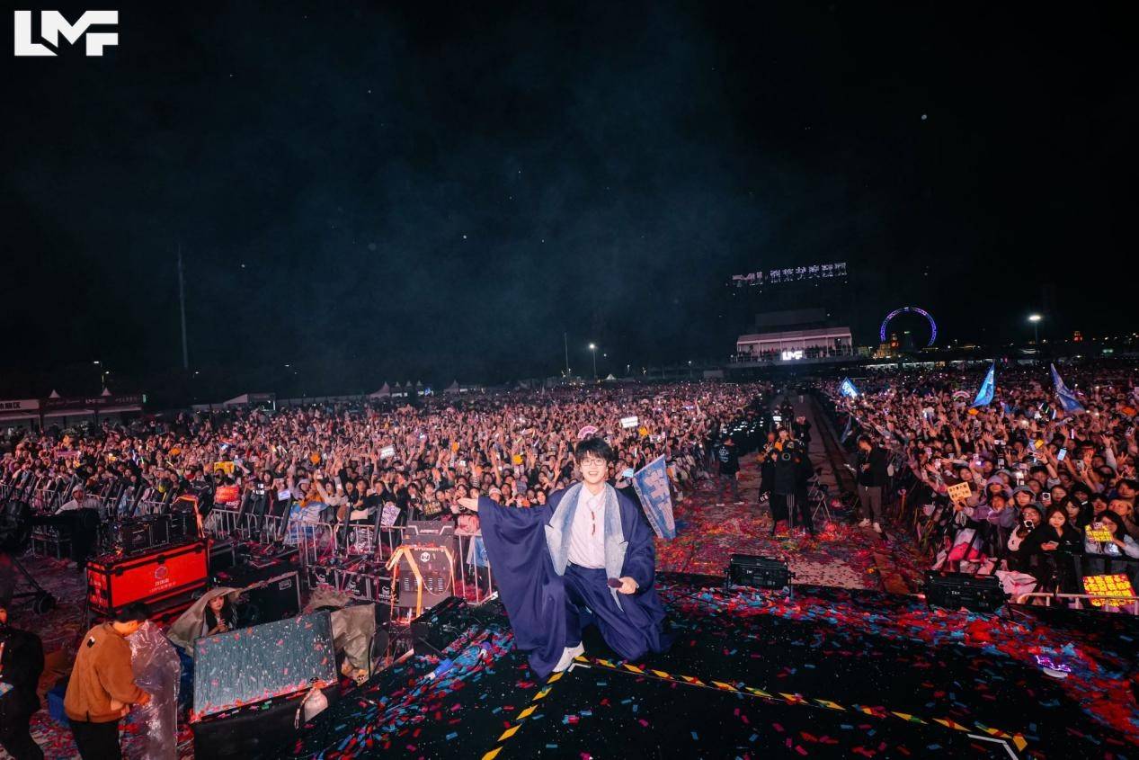 许嵩南京LMF音乐节压轴登场 无人机烟花秀加持呈现视听盛宴