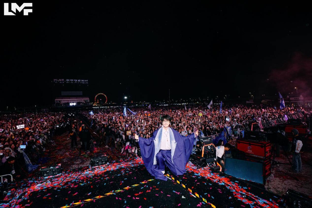 许嵩南京LMF音乐节压轴登场 无人机烟花秀加持呈现视听盛宴