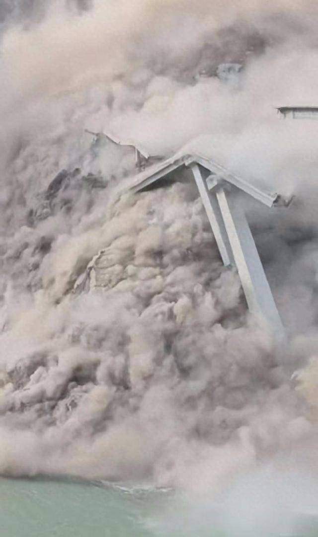 四川阿坝一大桥发生垮塌，官方：昨日发现险情后实施交通管制，无人员伤亡