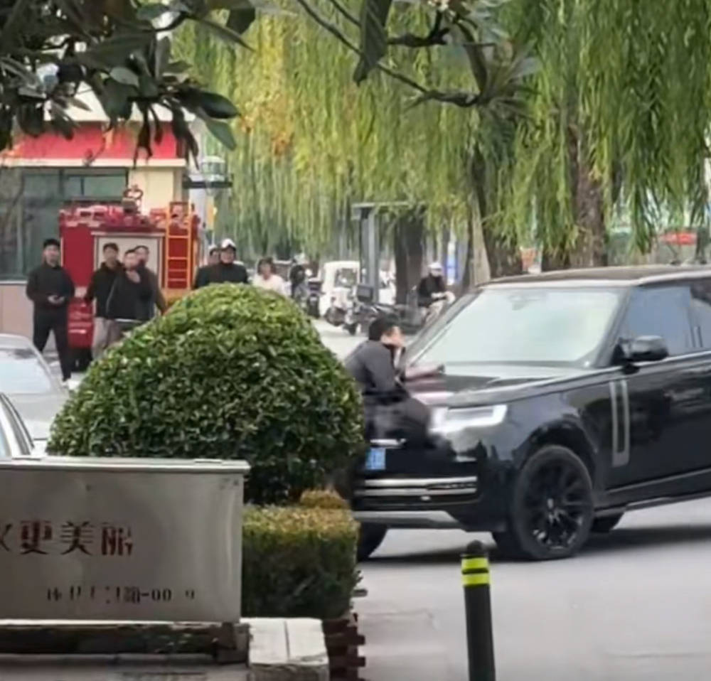 男子持刀与警方对峙，被路虎一脚油撞飞，网友喊话车企“接流量”，品牌方称“会表示”