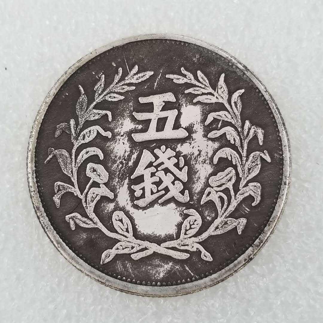 五币钱(五币钱挂在大门上挂在门内还是门外)